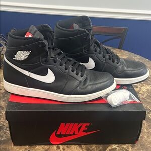 Nike Men's Black and White Air Jordan 1 Retro High Sneakers